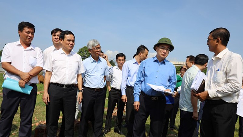 Đoàn công tác của Đoàn công tác Thành ủy TP HCM đi thực tế tại một khu xây dựng trái phép ở xã Vĩnh Lộc A. Ảnh: Đình Nguyên.