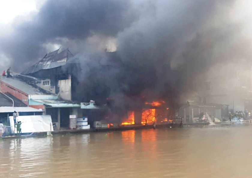 Khống chế được đám cháy lớn tại chợ Phước Long