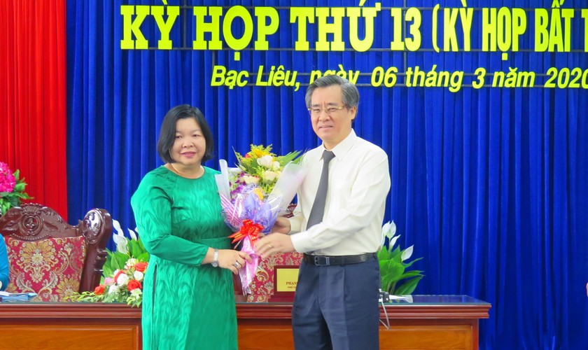 Ông  Nguyễn Quang Dương - Ủy viên BCH Trung ương Đảng, Bí thư Tỉnh ủy Bạc Liêu tặng hoa chúc mừng bà Cao Xuân Thu Vân được bầu giữ chức Phó Chủ tịch HĐND tỉnh, nhiệm kỳ 2016 - 2021