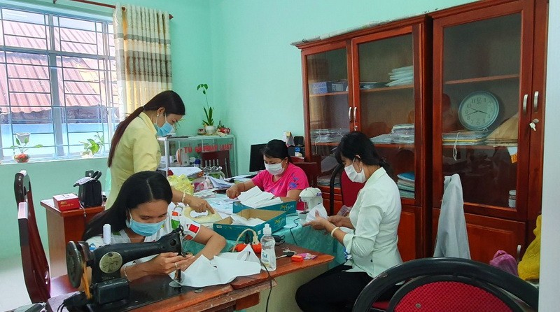 Phụ nữ Kiên Giang may khẩu trang phát miễn phí phòng, chống dịch Covid-19 