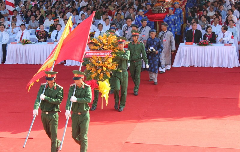 Nghi thức dâng lễ tại Lễ Giỗ Tổ Hùng Vương (huyện Tân Hiệp, Kiên Giang).