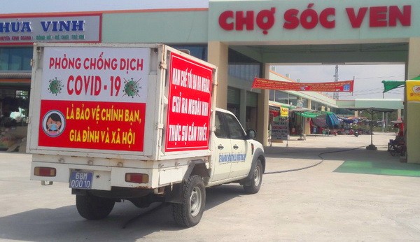 Xe tuyên truyền lưu động của huyện Gò Quao (Kiên Giang) tuyên truyền phòng, chống dịch bệnh tại chợ Sóc Ven, xã Định An (Gò Quao, Kiên Giang).