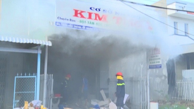 Đám cháy tại cơ sở sản xuất nhang ở ấp Trung 03, thị trấn Phú Mỹ, huyện Phú Tân, tỉnh An Giang.