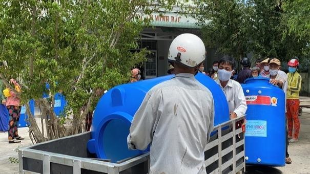 Kiên Giang trao bồn chứa nước cho người dân bị ảnh hưởng hạn mặn
