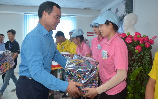 Thăm, tặng quà công nhân tại Kiên Giang.