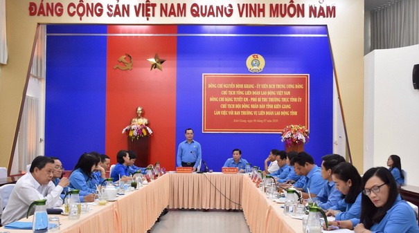 Ông Nguyễn Đình Khang - Ủy viên Ban Chấp hành Trung ương Đảng, Chủ tịch Tổng LĐLĐ Việt Nam phát biểu chỉ đạo tại buổi làm việc với Ban Thường vụ LĐLĐ tỉnh Kiên Giang. 