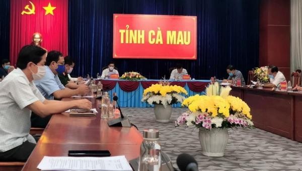 Bí thư Tỉnh ủy, Chủ tịch UBND tỉnh Cà Mau Nguyễn Tiến Hải chỉ đạo cuộc họp tối 2/8 với các Sở ngành, địa phương về công tác phòng chống dịch bệnh Covid-19 trên địa bàn tỉnh.