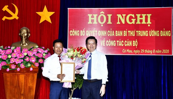 Ông Mai Văn Chính (bên phải) - Phó Ban tổ chức TW trao Quyết định cho ông Lê Quân giữ chức Phó Bí thư Tỉnh ủy Cà Mau.