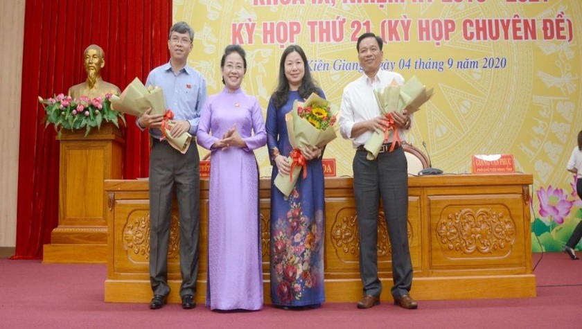 Bà Đặng Tuyết Em (thứ 2, từ trái qua) - Phó Bí thư Thường trực Tỉnh ủy, Chủ tịch HĐND tỉnh chúc mừng bà Lê Hồng Thắm (thứ 2, từ phải qua) giữ chức Phó Chủ tịch HĐND tỉnh Kiên Giang, nhiệm kỳ 2016-2021. 