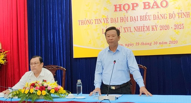  Trưởng Ban Tuyên giáo Tỉnh ủy Cà Mau Hồ Trung Việt thông tin tại buổi họp báo chuẩn bị cho Ðại hội Đại biểu Đảng bộ tỉnh Cà Mau lần thứ XVI, nhiệm kỳ 2020-2025.