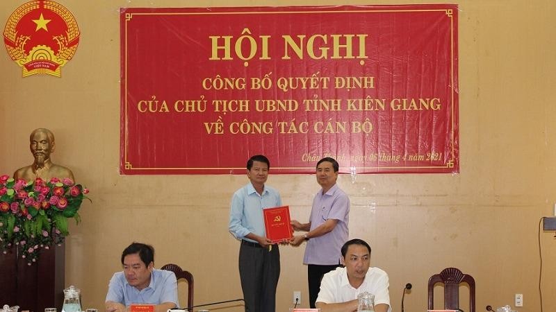 Ông Lê Thanh Hùng, Ủy viên Ban Thường vụ, Trưởng Ban Tổ chức Tỉnh ủy Kiên Giang trao quyết định của Tỉnh ủy cho ông Nguyễn Văn Hoàng. 