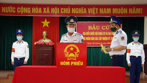 Thiếu tướng Lê văn Minh, Tư lệnh vùng Cảnh sát biển 4 bỏ phiếu bầu đại biểu Quốc hội và HĐND các cấp, nhiệm kỳ 2021-2026. 