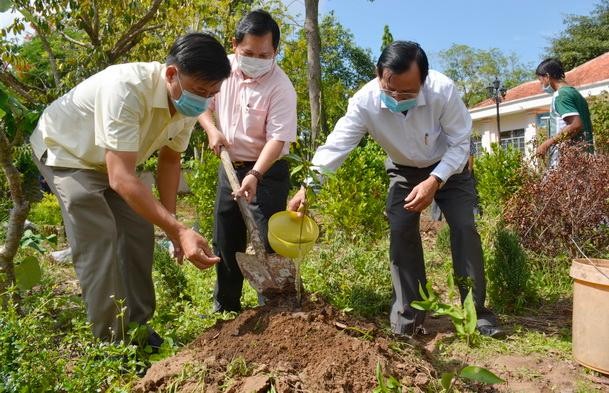 Hiệp Hội doanh nghiệp tỉnh Cà Mau trao tặng 1.000 cây vú sữa giống 