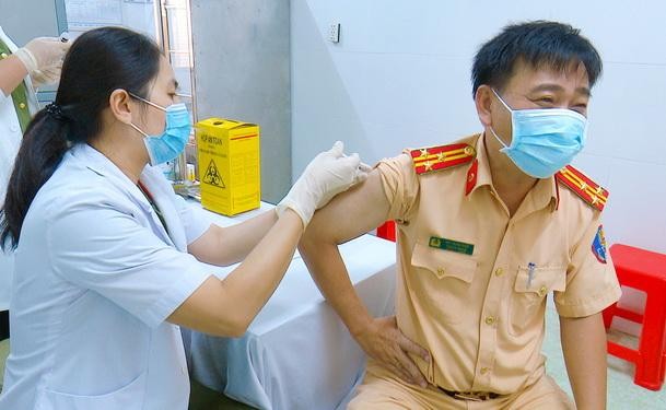 Tiêm vaccine ngừa COVID-19 cho 500 công an tỉnh Bạc Liêu
