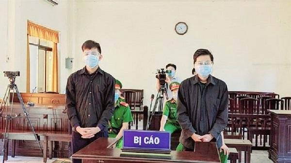 Hai bị cáo Nguyễn Văn Dương và Nguyễn Văn Khánh tại phiên tòa.