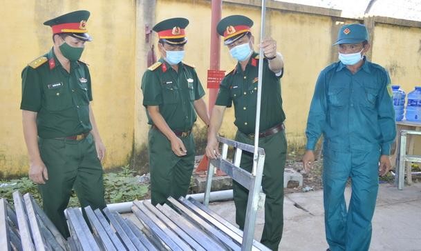 Thủ trưởng Bộ Chỉ huy quân sự tỉnh Bạc Liêu kiểm tra công tác gia công giường cho khu cách ly tại Xưởng Kỹ thuật Bộ Chỉ huy quân sự tỉnh. 