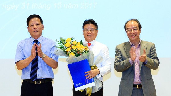Tân TGĐ Petrolimex Phạm Đức Thắng (giữa), cùng ông Bùi Ngọc Bảo, Chủ tịch HĐQT (phải), ông Trần Văn Thịnh (trái)