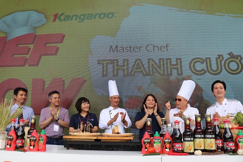Bà Nguyễn Hoàng Yến (thứ 3 từ trái sang), Phó Tổng Giám đốc Masan Consumer tham gia lễ hội