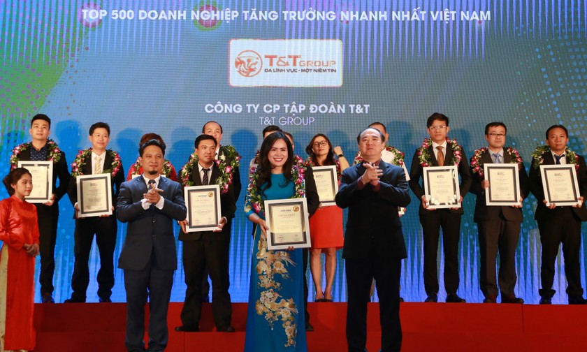 PTGĐ T&T Group Nguyễn Thị Thanh Bình nhận giải Fast 500