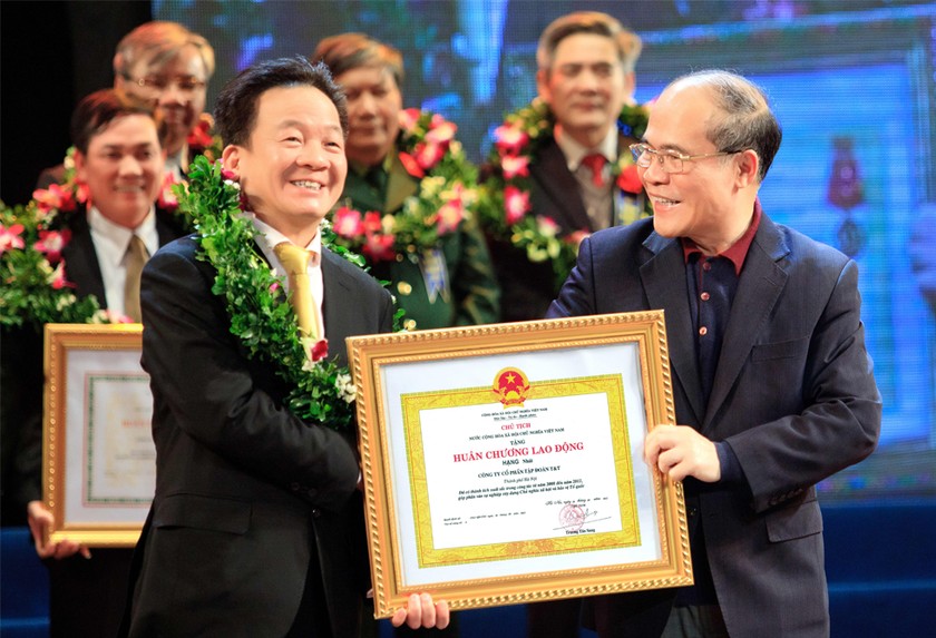 Chủ tịch T&T Đỗ Quang Hiển nhận huân chương lao động hạng nhất, lần thứ nhất, năm 2013