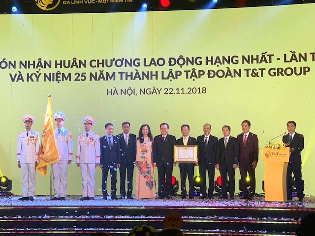Thay mặt Tập đoàn, ông Đỗ Quang Hiển, Chủ tịch HĐQT kiêm Tổng Giám đốc Tập đoàn T&T Group nhận Huân chương Lao động hạng Nhất, lần thứ hai do Đảng, Nhà nước trao tặng cho Tập đoàn T&T