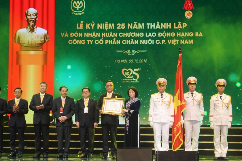 Phó chủ tịch nước trao Huân chương lao động hạng III cho CPV