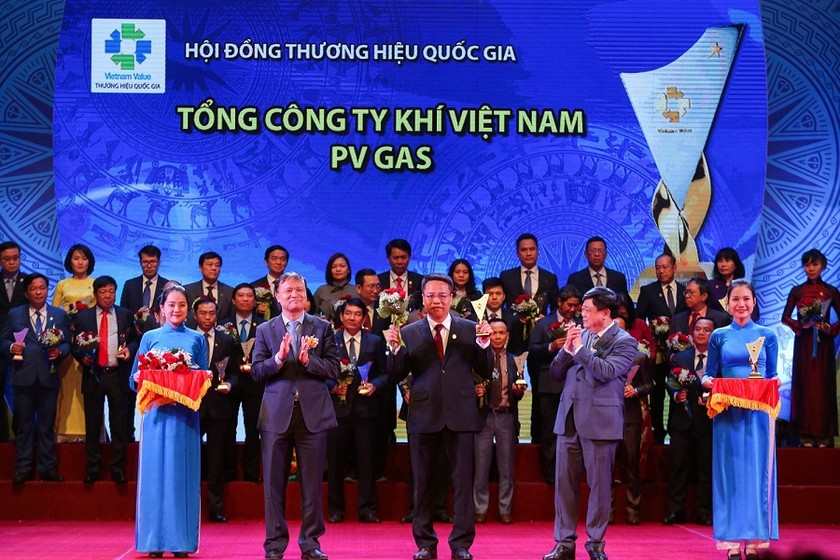 Đại diện PVGAS nhận biểu trưng Thương hiệu Quốc gia năm 2018