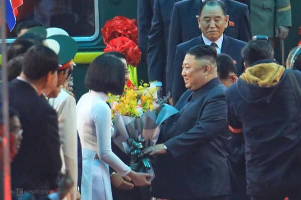 Nữ sinh xứ Lạng tặng hoa Chủ tịch Kim (ảnh cắt từ clip)