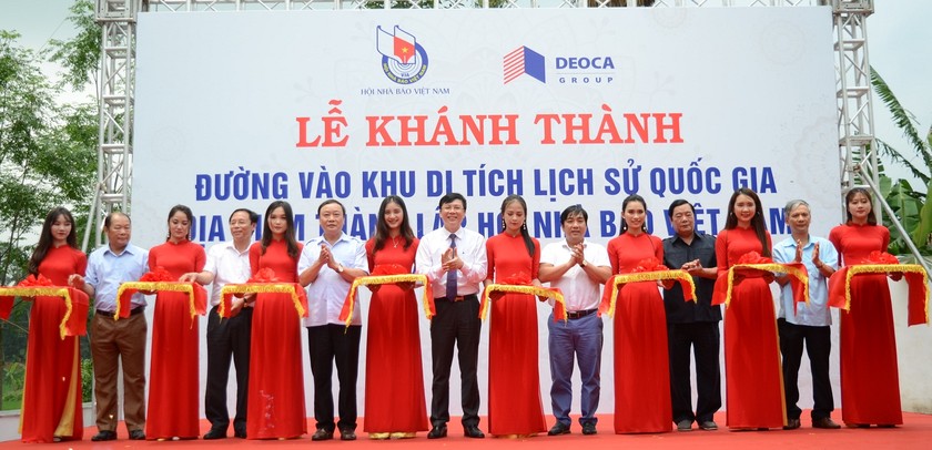 Lễ cắt băng khánh thành tuyến đường dẫn vào di tích địa điểm thành lập Hội Nhà báo Việt Nam