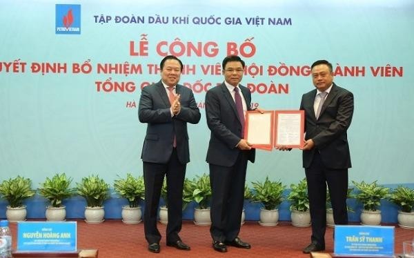 Ông Lê Mạnh Hùng (giữa) nhận quyết định bổ nhiệm từ ông Trần Sỹ Thanh, Chủ tịch PVN (phải) dưới sự chứng kiến của ông Nguyễn Hoàng Anh, Chủ tịch UBQLV