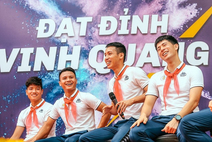 Các cầu thủ Hà Nội giao lưu với học sinh Hà Nội