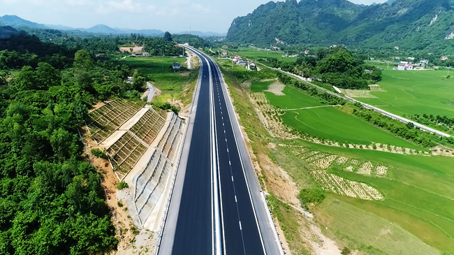 Cao tốc Bắc Giang - Lạng Sơn xuyên qua rừng núi và cánh đồng, tạo cảnh sắc đẹp hai bên đường
