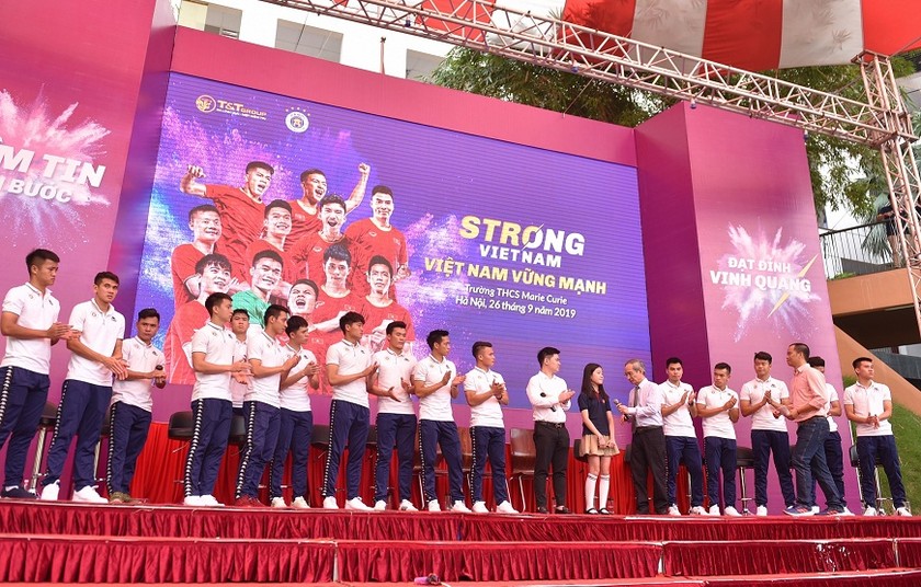 Các cầu thủ CLB bóng đá Hà Nội giao lưu với học sinh trường Marie Curie
