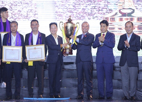 Phó Chủ tịch Quốc hội Uông Chu Lưu và Chủ tịch T&T Group Đỗ Quang Hiển cùng nâng cúp vô địch