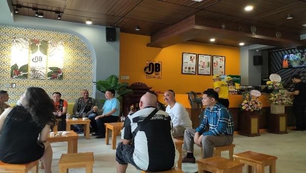 Ngày khai trương đầu tiên tại Hà Nội, cà phê Ông Bầu đã thu hút nhiều thực khách