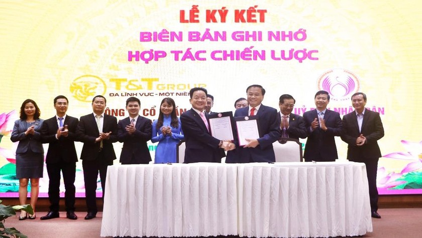 Ông Đỗ Quang Hiển, Chủ tịch HĐQT kiêm Tổng Giám đốc Tập đoàn T&T Group và ông Nguyễn Văn Dương, Chủ tịch UBND tỉnh Đồng Tháp tiến hành ký kết thỏa thuận hợp tác chiến lược toàn diện