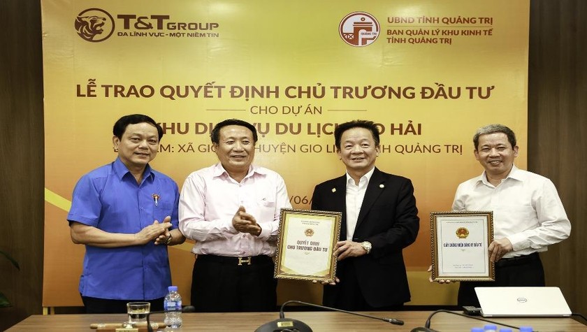 Ông Hà Sỹ Đồng (thứ hai từ trái sang) - Phó Chủ tịch UBND tỉnh Quảng Trị trao giấy chứng nhận đầu tư cho Chủ tịch HĐQT kiêm Tổng giám đốc Tập đoàn T&T Group Đỗ Quang Hiển