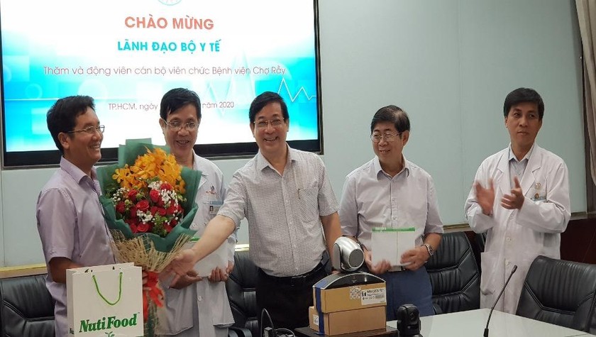 Đại diện hơn 5.000 CBNV NutiFood, Ông Trần Thanh Hải-Chủ tịch HĐQT Nutifood đã trao 600 triệu đồng cho 2 bệnh viện chữa thành công cho bệnh nhân 91