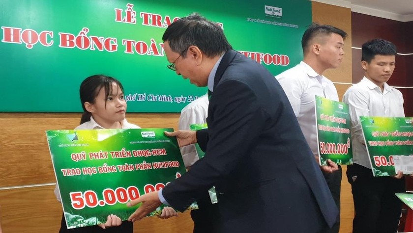 Ông Trương Hùng, Phó Chủ tịch HĐQT NutiFood trao học bổng cho các em sinh viên