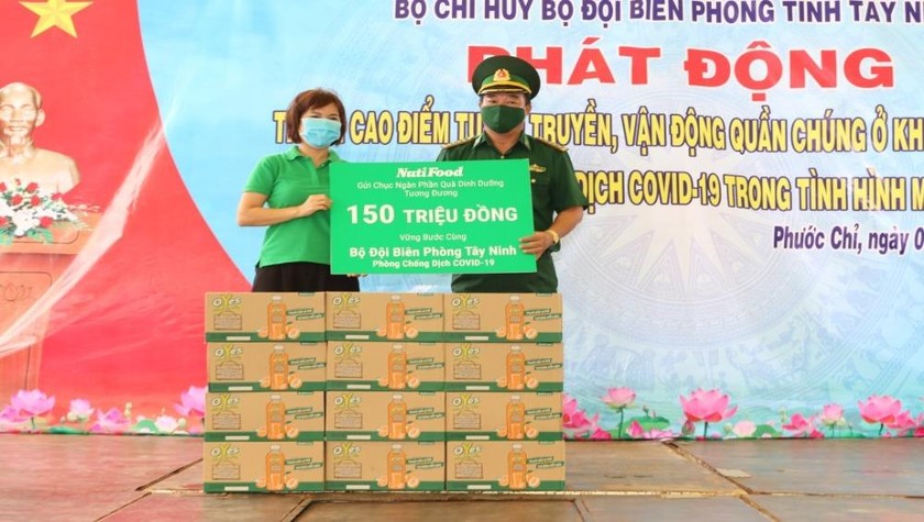 Đại diện NutiFood trao tặng hàng ngàn chai nước uống dinh dưỡng cho bộ đội biên phòng Tây Ninh.