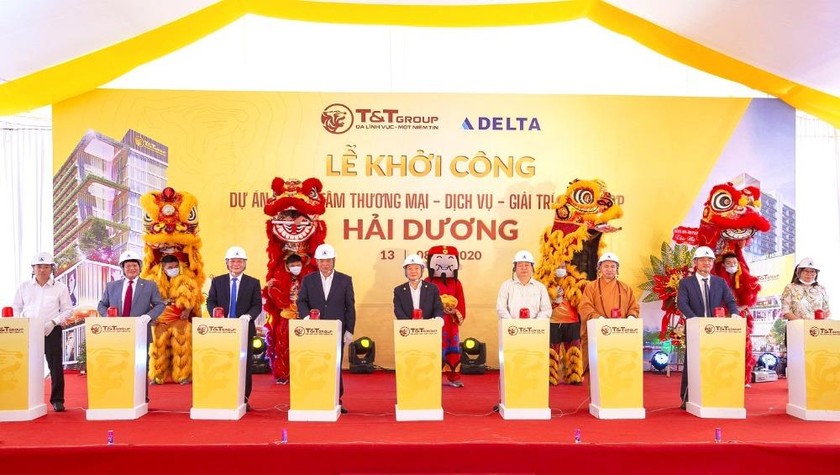 Ông Đỗ Quang Hiển, Chủ tịch HĐQT kiêm TGĐ Tập đoàn T&T Group (đứng giữa), và các vị đại biểu bấm nút khởi công xây dựng dự án.