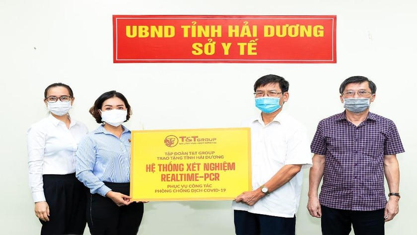 Đại diện Tập đoàn T&T Group (bên trái) trao tặng hệ thống máy xét nghiệm Realtime – PCR cho đại diện Sở Y tế Hải Dương 