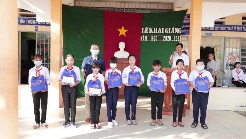 Masan Consumer trao tặng 20 suất học bổng cho học sinh xã Thạnh Hòa, Huyện Bến Lức, Tỉnh Long An.
