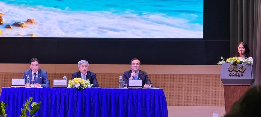 Ông Nguyễn Mạnh Quân- Phó Tổng Giám đốc Bamboo Airways (ngồi thứ 3, từ trái sang) cho biết vé bay Côn Đảo sẽ rất cạnh tranh