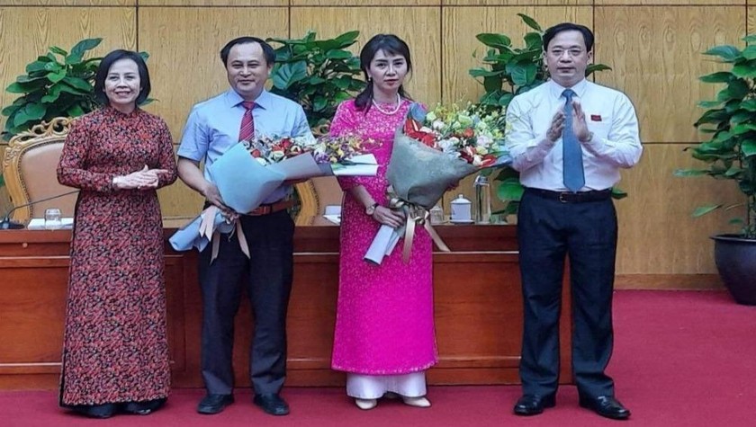 Hai tân Phó chủ tịch UBND tỉnh Lạng Sơn, bà Đoàn Thu Hà và ông Lương Trọng Quỳnh (đứng giữa).