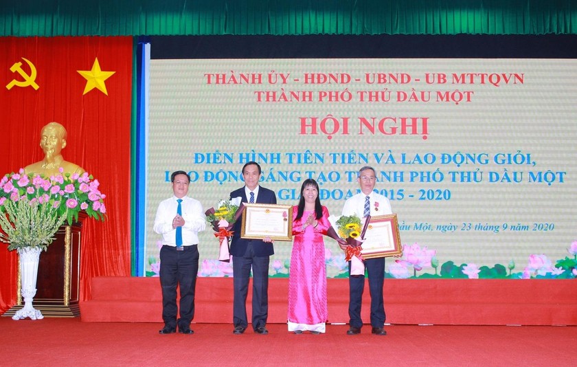 Ông Lê Nguyên Hòa – Phó chủ tịch HĐQT NutiFood đại diện gần 6.000 cán bộ nhân viên đón nhận Huân chương Lao động hạng Ba 