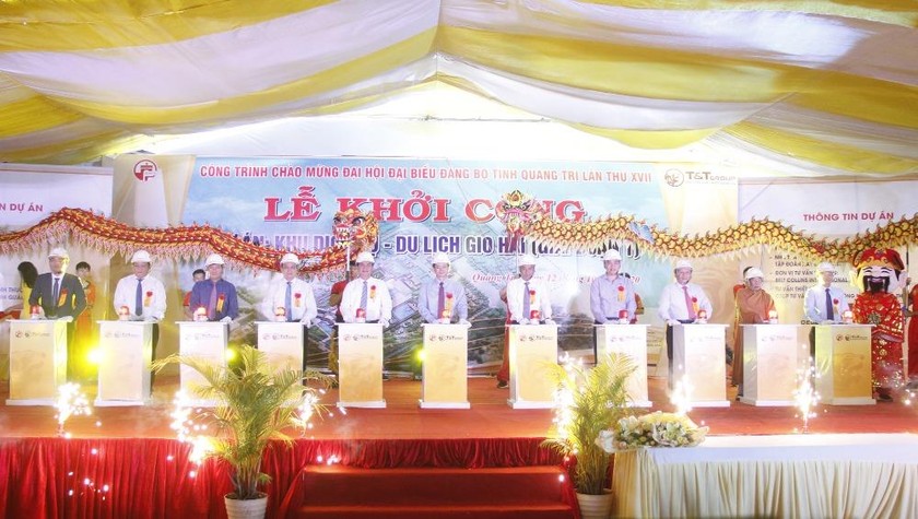 Đại diện chủ đầu tư và các đại biểu thực hiện nghi lễ khởi công dự án Khu dịch vụ - du lịch Gio Hải.