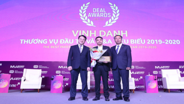 Tổng Giám Đốc Masan Group Danny Le (giữa) nhận chứng nhận Doanh nghiệp có thương vụ M&A tiêu biểu từ từ đại diện Bộ Kế hoạch và Đầu tư.
