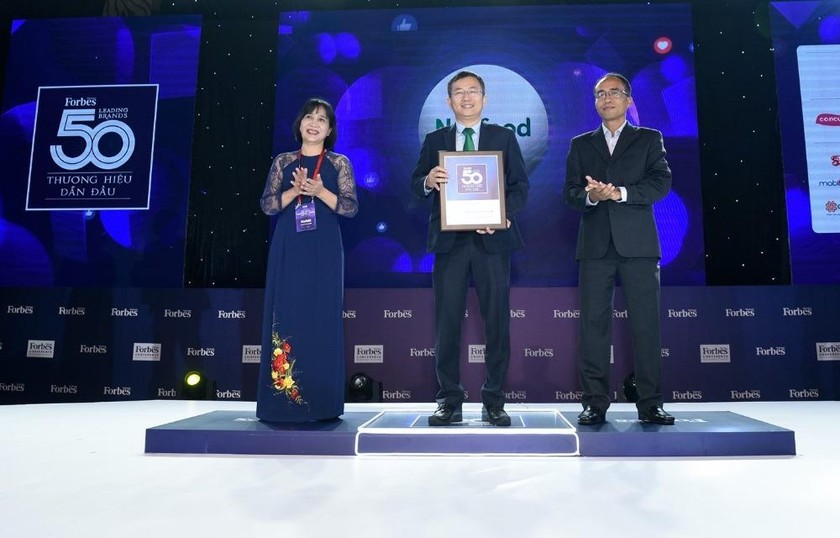 Bác sĩ Mai Thanh Việt – Giám đốc Tiếp thị Cấp cao đại diện Nutifood - nhận giải thưởng 50 thương hiệu dẫn đầu.