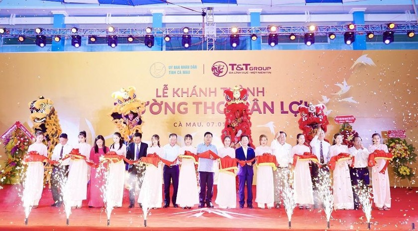 Ông Đỗ Quang Hiển, Chủ tịch HĐQT kiêm TGĐ Tập đoàn T&T Group, và các đại biểu cắt băng khánh thành Trường THCS Tân Lợi.